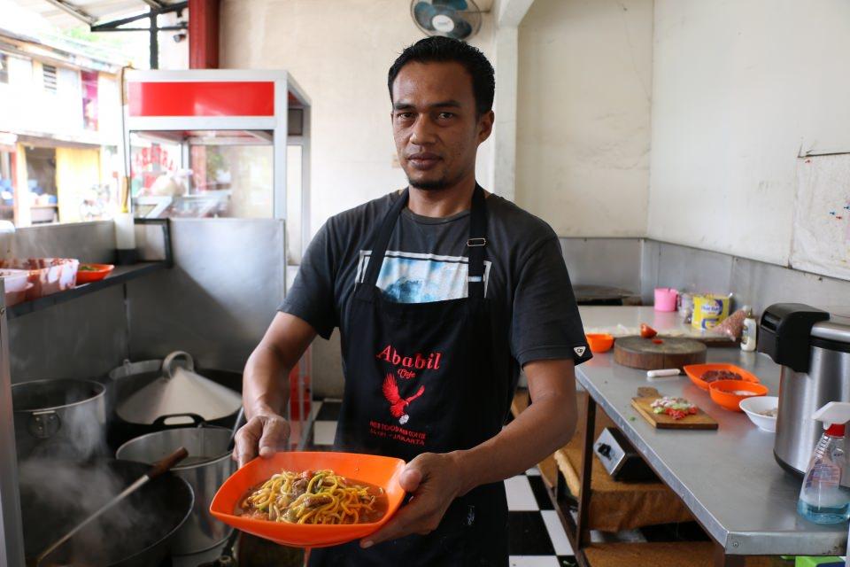 <p>Acı tadıyla da ünlü olan Mie Aceh, günlük olarak taze yapılan kalın sarı renkteki eriştenin kakule, kimyon, kırmızı biber, sarımsak, rezene ve karanfil ile özel hazırlanan sosun karışımıyla hazırlanıyor.</p>

