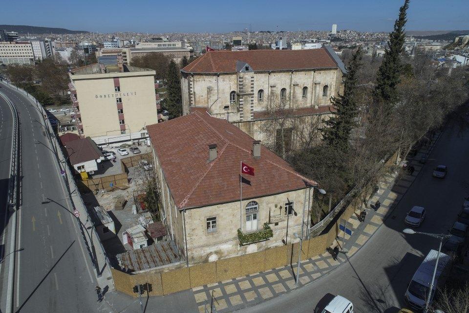 <p>Şahin, bölgede alanında uzman kişilerin fikir alışverişinde bulunabilecekleri, araştırmalar yapabilecekleri bir bilim üretim merkezine ihtiyaç duyulduğunu vurguladı.</p>
<p> </p>