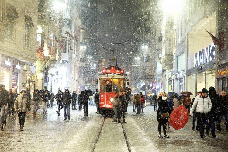 <p>İSTANBUL'da gün boyu aralıklarla yağan kar akşam saatlerinde etkili oldu. Şehrin kentin birçok yeri beyaz örtüyle kaplandı. Her iki yakada da etkili olan yağış nedeniyle bazı araçlar yollarda ilerlemekte güçlük çekerken, çocuklar karın keyfini çıkardı.</p>
