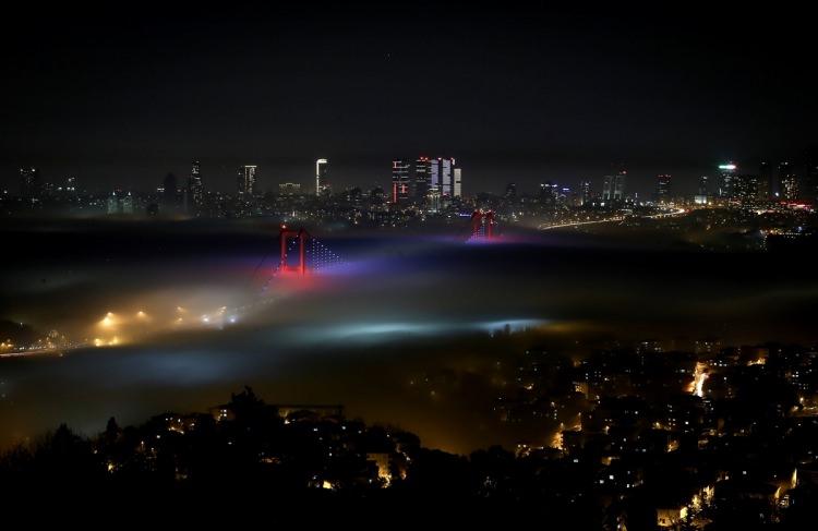<p>Dün geceden itibaren İstanbul’un bazı bölgelerinde yoğun sis hayatı olumsuz etkiliyor. Öğlen saatlerinde etkisini yitiren sis akşam saatlerinden itibaren boğaz çevresinde tekrar yoğunlaştı. Sis nedeniyle İstanbul Boğazı transit gemi geçişleri saat 18.00 itibariyle askıya alındı. </p>
