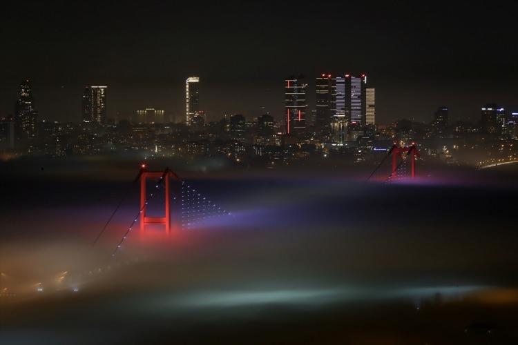 <p> Özel işletmelere ait tekne seferi de iptal edildi. Sis nedeniyle İstanbul Boğazı transit gemi geçişleri, saat 18.00 itibariyle askıya alındı. Marmara Denizi'nde gemiler Yenikapı açıklarında bekletilirken, Karadeniz'de ise Kumköy açıklarında demirledi.</p>
<p> </p>