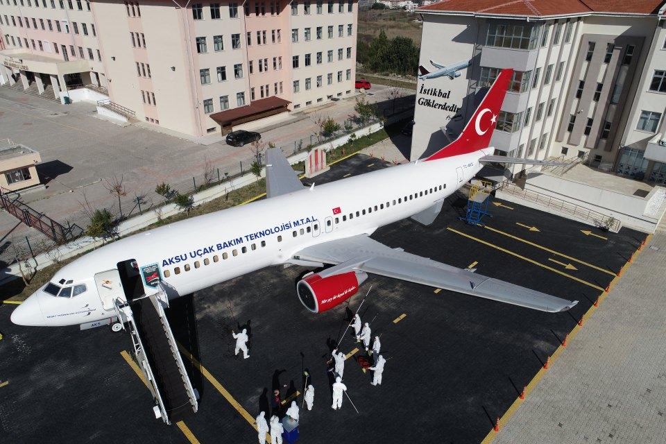 <p>Şimdi öğrencilerimiz hayallerini kuruyor, buna ulaşmak için de çok sıkı çalışıyor. Bu çalışmanın sonucunda da Türkiye'de mesleki ve teknik Anadolu liseleri arasında en yüksek puanlı öğrenci alan okul olduk."</p>