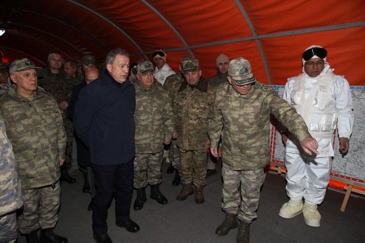 <p>Milli Savunma Bakanı Hulusi Akar beraberinde Genelkurmay Başkanı Orgeneral Yaşar Güler ile, Kış 2019 Birleşik Müşterek Fiili Tatbikatı'nın "Seçkin Gözlemci Günü"ne katıldı.</p>
<p> </p>