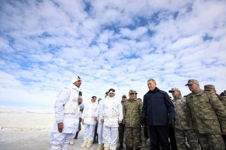 <p>Tatbikatlar sırasında incelemelerde bulunan Bakan Akar, komandoların hazırlıklarını denetledi. Akar ayrıca, tatbikatı izleyen yabancı ülke askerî ataşeleriyle de bir araya geldi.</p>
<p> </p>