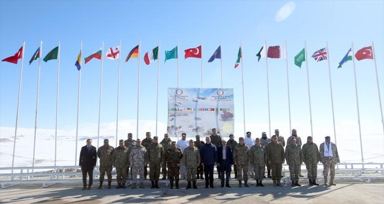 <p>Milli Savunma Bakanı Hulusi Akar, Kış 2019 Birleşik Müşterek Fiili Tatbikatı'nın "Seçkin Gözlemci Günü"ne katılarak toplu fotoğraf çekiminde yer aldı.</p>
<p> </p>