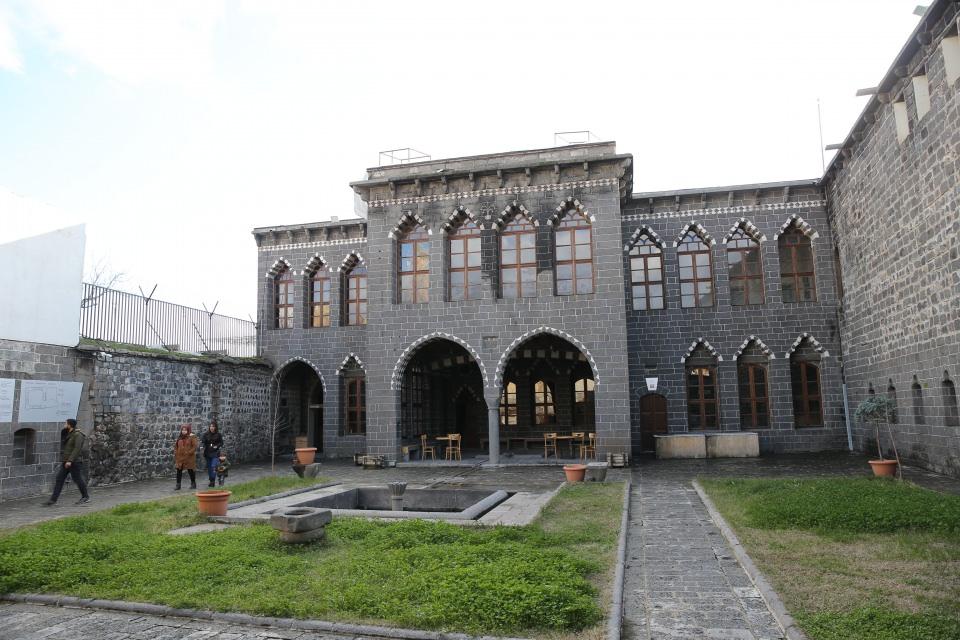 <p>Sur il&ccedil;esinde, tarihi ve k&uuml;lt&uuml;rel ge&ccedil;mişlerine uygun şekilde restore edilen d&ouml;rt asırlık konak, 40'a yakın odası, geniş avluları, haremlik ve selamlık b&ouml;l&uuml;mleri, b&uuml;y&uuml;kl&uuml;kleri ve ihtişamıyla hayranlık uyandırıyor.</p>

<p>&nbsp;</p>
