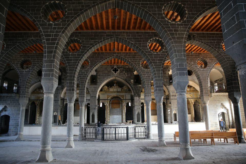 <p>Terör örgütü PKK'nın hiçbir inanç değerine saygı göstermeksizin gerçekleştirdiği saldırılarıyla dini değerlere zarar verdiğini, tahribat oluşturduğunu dile getiren Çiftçi, "Zarar gören Surp Giragos ile Mar Petyun Keldani kiliselerinin onarımına kısa sürede başlanacak." dedi.</p>

<p> </p>
