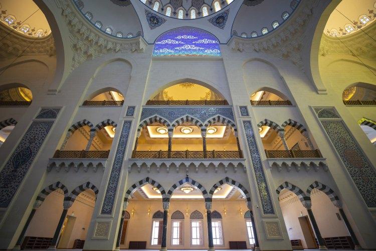 <p>Bu bir klasik cami, Usta Sinan'ın yaptığı eserlerinin devamı olması düşüncesiyle yola çıkılan bir cami. Usta Sinan'dan öykündük ama kopya etmedik. Ustanın cami mimarisine getirdiği en önemli özelliklerden biri 'altın oranı' kullanarak çok büyük bir cami yaptık. Şu an Türkiye'deki mevcut camilerin en büyüğü bu proje. </p>

<p> </p>
