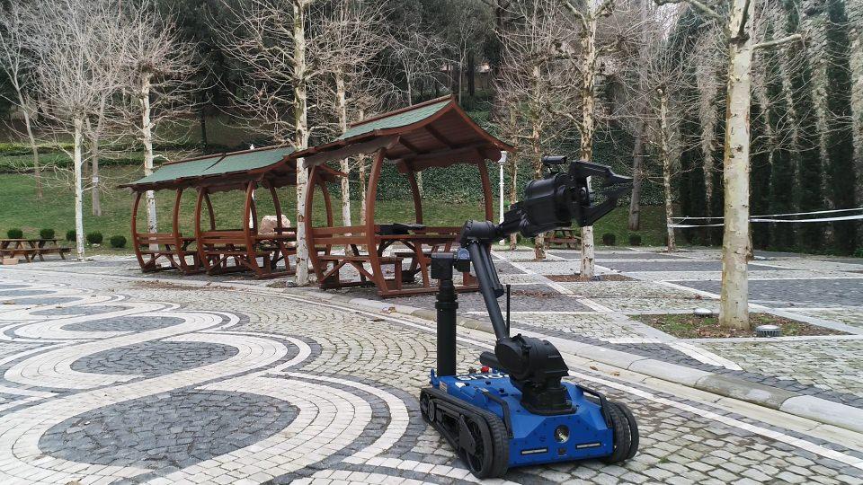 <p>Daha sonra ise Bomba İmha Uzmanları çevre güvenliğinde bir sorun olmaması durumunda 'Ertuğrul Bomba İmha Robotu'nu konsolu yardımıyla uzaktan kumanda ederek şüpheli pakete gönderiyor.</p>
<p> </p>