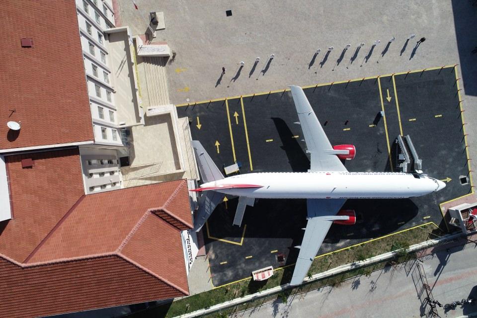 <p>Çevik, okullarındaki 16 atölyeyi önemli ölçüde zenginleştirdiklerini, burada uçak parçaları, eğitim setleri ve T67 eğitim uçağının bulunduğunu bildirdi.</p>
<p> </p>