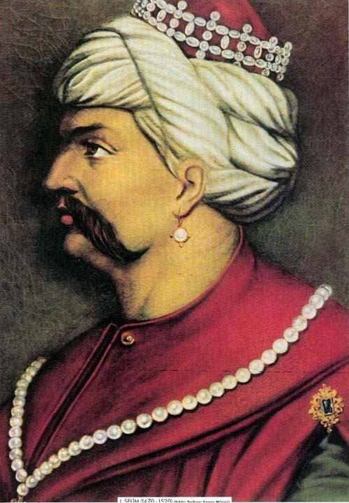 <p>Eski Kulağı Kesiklerden</p>
<p> </p>
<p>Hacı Bektaşi Veli’nin tarikatına girmek isteyenlere tarikatın şartları açıklanır, gerekli öğütler verilir, tekkenin girişinde derviş adayının kulağına bir delik açılarak küpe takılırmış.</p>
<p> </p>
<p>Tarikatın şartlarından biri de hiç evlenmemekmiş. Sonradan bu kuralı bozanların kulaklarından küpeleri çekilerek alınır ve bu yırtık kulakla dolaşırlarmış. Halk, cezalı dervişlere “kulağı kesikler” diye hitap edermiş.</p>
<p> </p>
<p>Osmanlı sultanlarından Yavuz Selim’in kulağındaki küpe, bu tarikatın işaretlerinden biri olarak bilinir. Sultan Selim’in şeyhin eşiğine baş koyup kulağını deldirdiği rivayet edilir.</p>