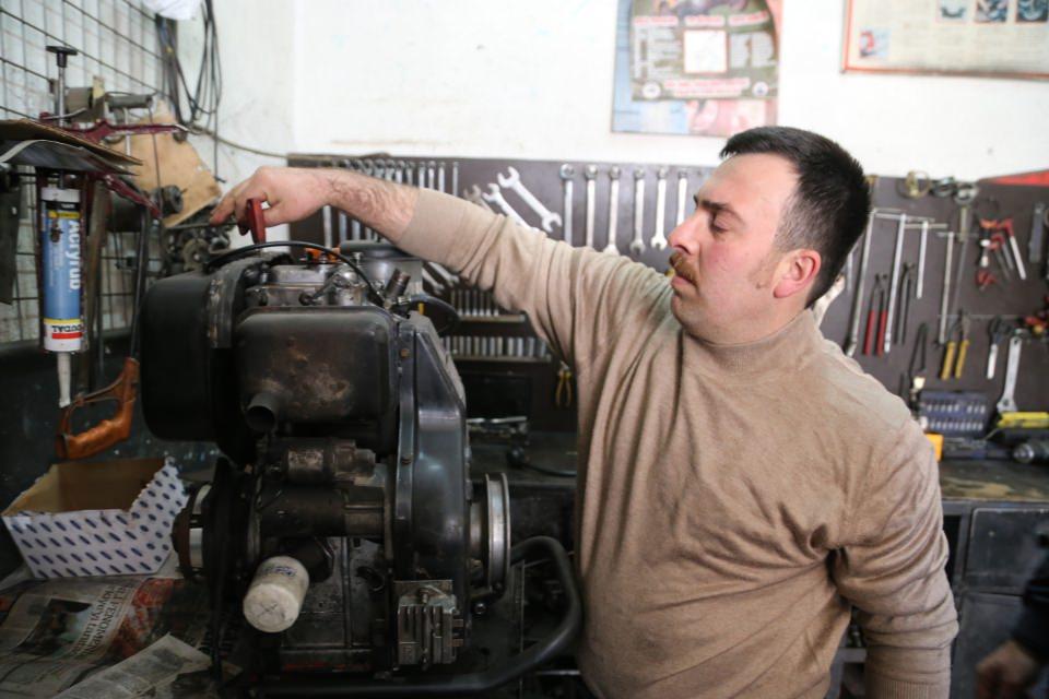 <p>Ürettikleri tarım aracının motor kısmında 7 beygir gücünde jeneratör motoru kullandıklarını anlatan Yıldırım, "Kullandığımız şanzımanlar da bunun gücünü artırdık. Aynı zamanda hurdaya ayrılmış birçok aracın malzemelerini ve yedek parçalarını bu araçta kullandık." diye konuştu. </p>
<p> </p>