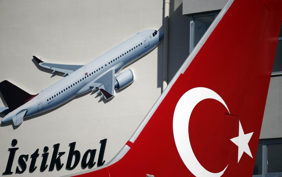 <p><strong>"İlk yerli uçağın yapımında bulunmak istiyorum"</strong></p>
<p>Okulun 11. sınıf öğrencisi Hüseyin Biricik, bahçesinde gerçek bir uçak bulunan okulda okuduğu için mutlu olduğunu belirterek, "Burada eğitim görmek bizim için çok büyük şans ve avantaj. Tek hayalim, ilk yerli yolcu uçağının yapım kadrosunda bulunmak. Bu çalışmada emeğimin geçmesini gerçekten çok isterim." dedi.</p>