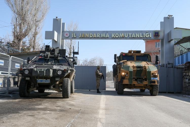 <p>Ayrıca belirlenen kriterleri taşıyan ve sınavlarda başarılı olan güvenlik korucularının görev yaptıkları şehre "uzman erbaş" olarak atanması da bu göreve ilgiyi arttırdı.</p>
<p> </p>