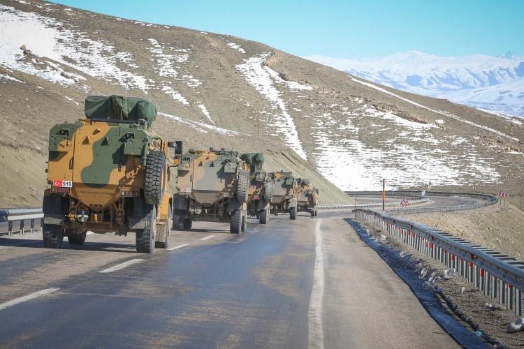 <p>Güvenlik korucularının başta terörle mücadele faaliyetleri olmak üzere jandarmanın en büyük destekçisi ve ayrılmaz parçası olduğunu belirten Kahraman, şunları söyledi:</p>
<p> </p>