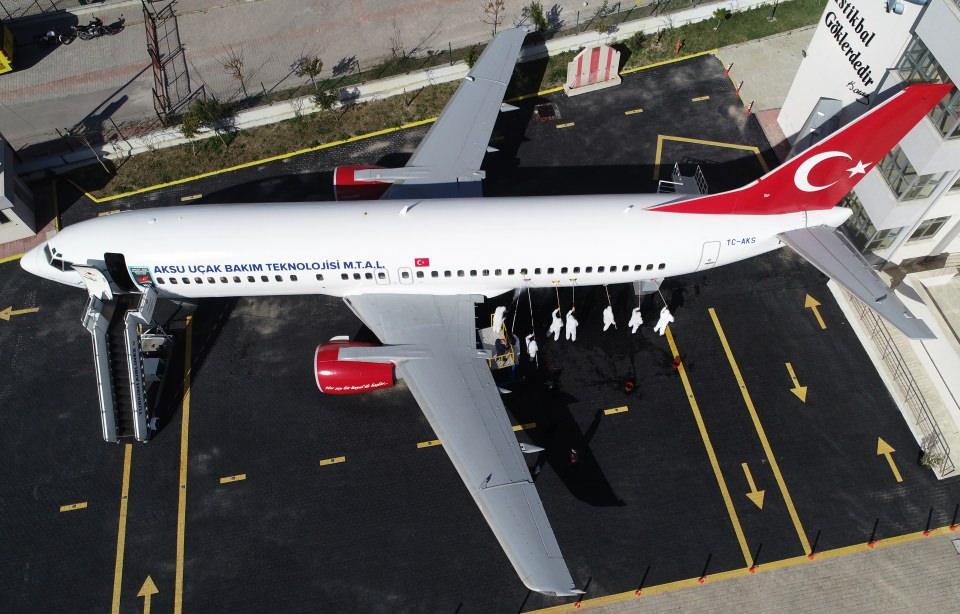 <p>Antalya'daki Aksu Uçak Bakım Teknolojileri Mesleki ve Teknik Anadolu Lisesi öğrencileri, bir hayırseverin hibe ettiği ve okul bahçesine yerleştirilen "Boeing 737-400 Classic" tipi eski yolcu uçağının tüm bakım onarım işlerini yaparak teorik bilgilerini pekiştiriyor.</p>