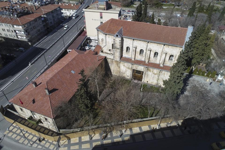 <p>Buna göre zemin katta yer alan restoran ve mutfak yapısı, kullanım hakkına sahip Maliye Bakanlığı Milli Emlak Genel Müdürlüğü, Şahinbey Rehberlik Araştırma Merkezi ve Kendirli Kültür Merkezi tarafından, Büyükşehir Belediyesine tahsis edildi. Büyükşehir Belediyesi Koruma Uygulama Denetim Büro (KUDEB) ve Dış İlişkiler Daire Başkanlıklarının birlikte yürüttüğü çalışmalar sayesinde, 1 aya kadar hizmet verebilir hale gelmesi planlanan enstitü için çalışmalar aralıksız sürüyor.</p>
<p> </p>