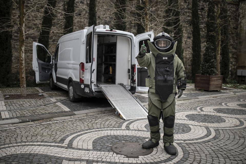 <p>Bomba imha uzmanı polisler, 'Ertuğrul’un ön ve arka kısmında bulunan yol görüş, nişan ve kıskaç kameralarından, şüpheli paketleri yüksek çözünürlükte gerçek zamanlı olarak kontrol konsolundan izliyor, kayıt alabiliyor.<br />
<br />
</p>