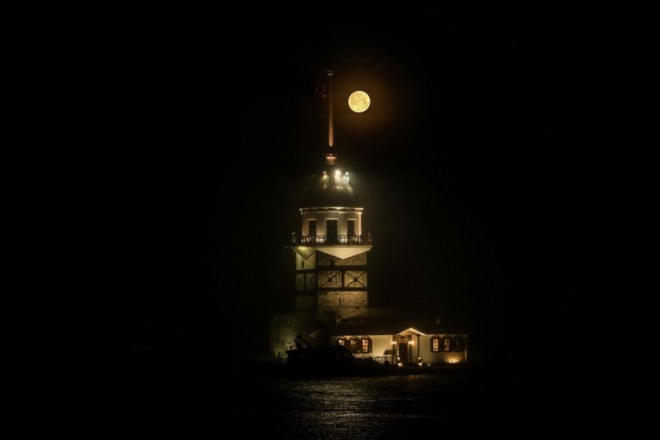 <p>İstanbul'da sabah saatlerinde beliren dolunay, Kız Kulesi ile güzel görüntü oluşturdu.</p>

<p> </p>
