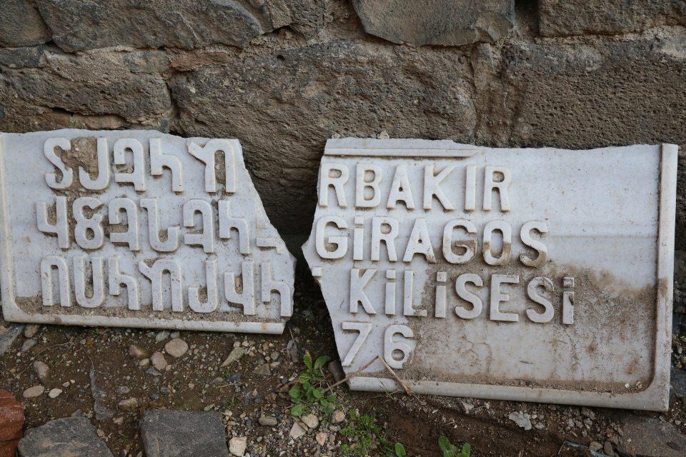 <p>Tahrip edilen ibadethanelerden mülkiyeti kurumlarına ait Ermeni Protestan Kilisesi'nin restorasyonunu geçen yıl tamamladıklarını, Ermeni Katolik Kilisesi'nde ise çalışmaların devam ettiğini aktaran Evsen, bu iki kilisedeki çalışmaların maliyetinin yaklaşık 10 milyon lira olduğunu kaydetti.</p>
