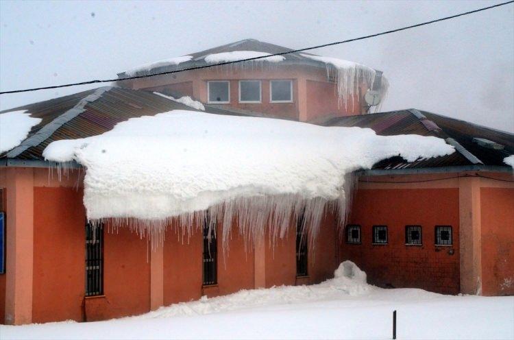 <p>Bazı binaların saçaklarında da kar ve buz sarkıtları oluştu.</p>
<p> </p>