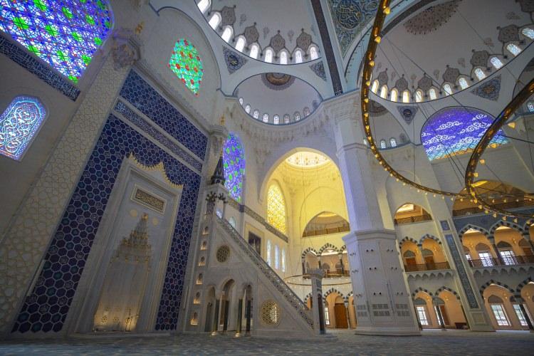 <p><strong>"USTA SİNAN'DAN ÖYKÜNDÜK AMA KOPYA ETMEDİK"</strong></p>

<p>Klasik cami yapma hedefiyle sadece Türkiye'deki mimarların katılacağı yarışma açtıklarını belirten Külünk, sözlerine şöyle devam etti:</p>

<p>"Yaklaşık 62 eser katıldı. Bir jüri tayin ettik. Jürinin önerdiği eserler arasından bu projeyi yaptık. Biz Selçuklu ve Osmanlı çizgilerini taşımasını istiyorduk. İki hanımefendinin kazandığı bir proje. Ardından bir koordinatör mimarın başkanlığında 10'a yakın mimar arkadaşımız projenin içine girdi. Hala projemizin diğer bölümlerinin detaylarıyla ilgili çalışmalar devam ediyor.</p>
