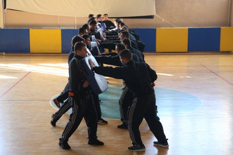 <p>Türkiye'nin çeşitli bölgelerinde görev yapacak mahalle ve çarşı bekçileri, Niğde Polis Mesleki Eğitim Merkezinde (POMEM) zorlu eğitimin ardından donanımlı bir şekilde hizmete hazır hale geliyor.</p>