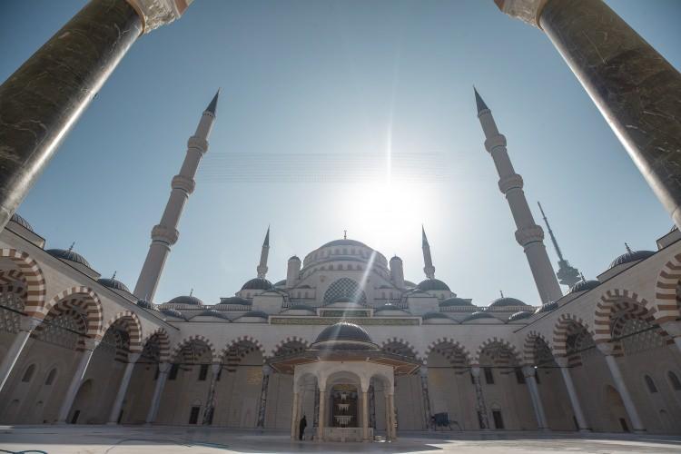 <p>Sanat galerimiz, aynı anda 3-4 sanatçımızın eserlerinin sergilenebileceği bir sergi salonu olarak tasarlandı. Camimizin de içinde bulunduğu 100 dönümlük alandaki peyzaj çalışmalarında çiçek ekimi noktasına gelindi. </p>

<p> </p>

<p> </p>
