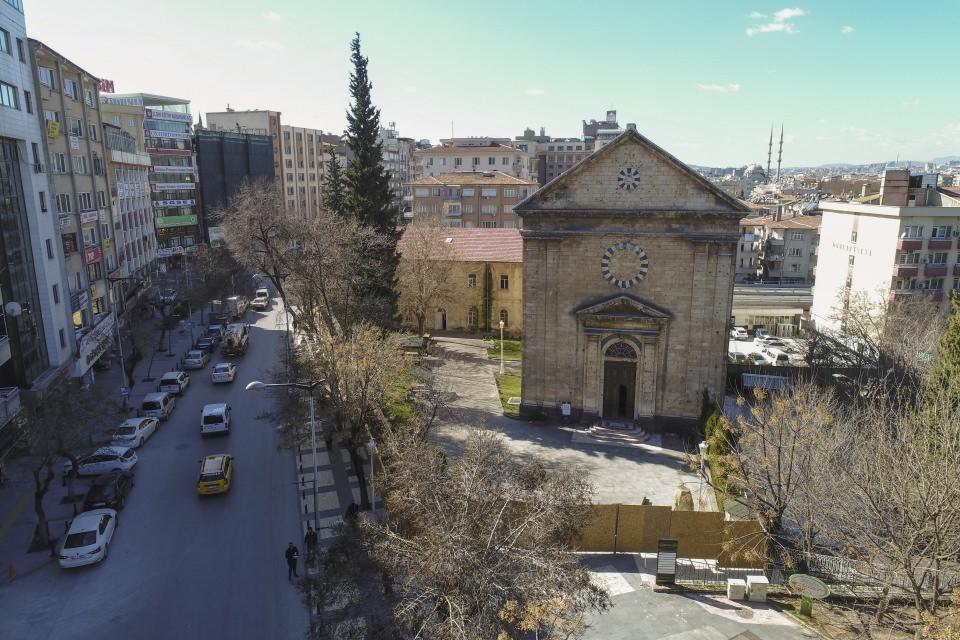 <p>Gaziantep'ten Şanlıurfa Göbeklitepe'ye, Hatay'dan Adıyaman'a kadar uzanan bölgenin, büyük medeniyetleri bünyesinde barındırdığını anlatan Şahin, ancak bugüne kadar bölgede arkeolojiye kafa yoran ve dünyada bu konuda söz sahibi insanların bölgeye çekilemediğine dikkati çekti. </p>
<p> </p>