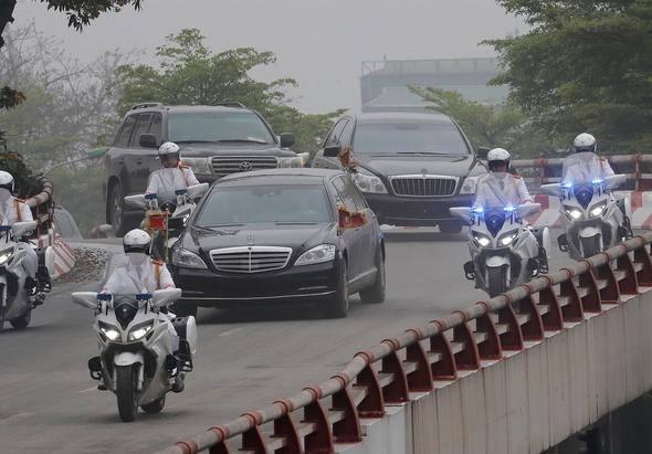 <p>Kim Jong-un'un özel aracına yakın korumaları ve Vietnam polisi eşlik etti.</p>

<p> </p>
