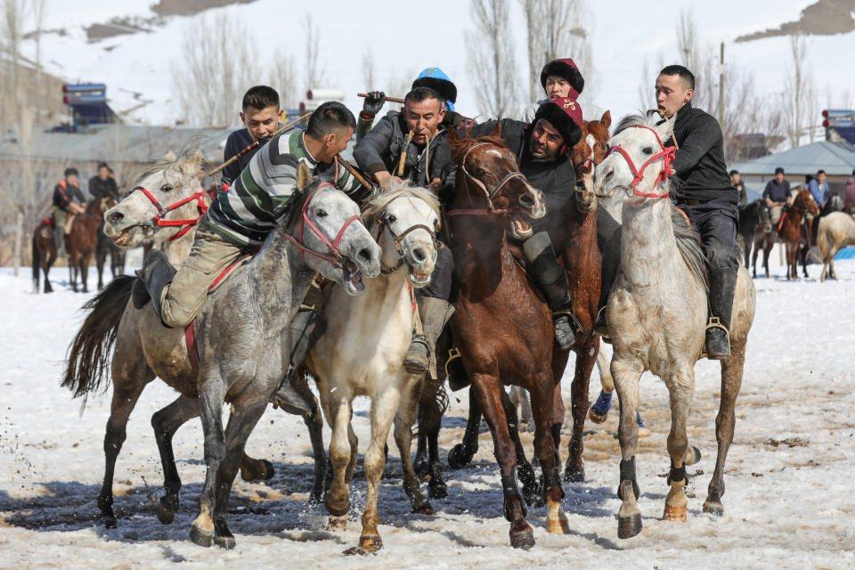 <p>Yurt dışında düzenlenen birçok müsabakaya katılarak geleneklerini tanıtmaya çalıştıklarını anlatan Ufuk, "Tarihimizi unutturmamak için bu oyunu canlı tutuyoruz. Oyuna başlamadan bütün hazırlıklarımızı tamamlıyoruz. Takımlar belirlendikten sonra oyunda bir bütünlük içerisinde hareket ediyoruz." dedi.</p>
<p> </p>