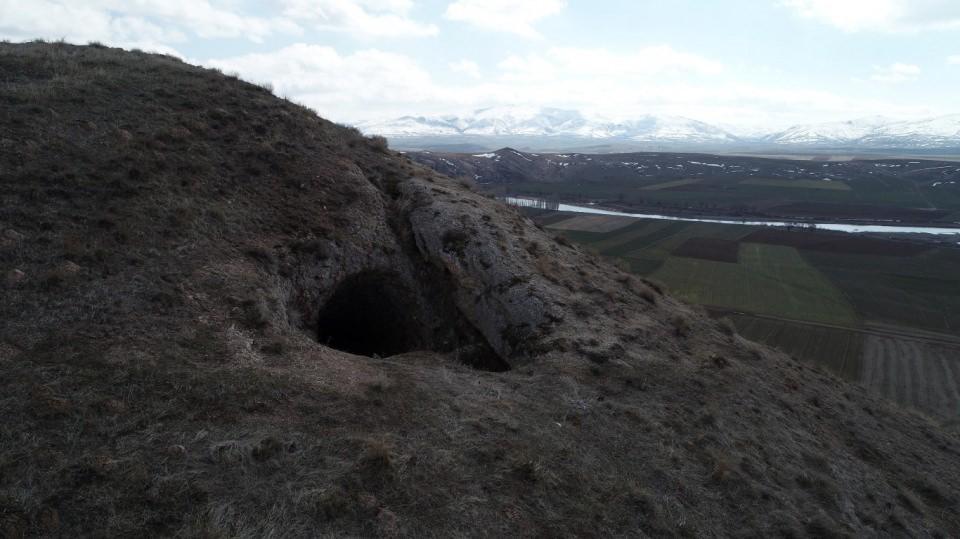 <p>Sivas'ın Hafik ilçesinde bulunan Delik Tepe Höyüğü ve adını aldığı höyüğün tepesindeki insan yapımı tünel gizemini koruyor.</p>