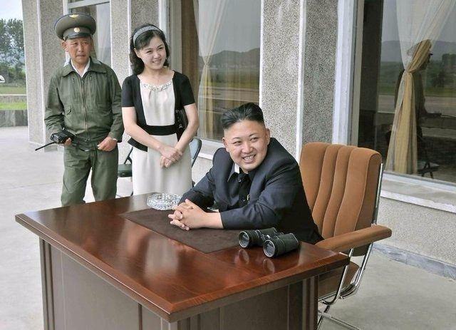 <p>Kim ve Ri'nin tam olarak ne zaman evlendikleri ise bilinmiyor. Bazı kaynaklara göre Kim Jong Un ve Ri Sol Ju'nun nikahları 2009 yılında gerçekleşti.</p>
<p> </p>
<p> </p>