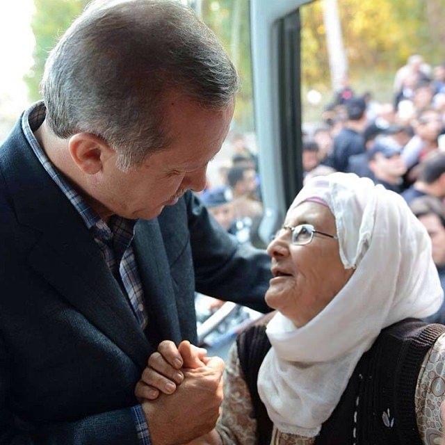 <p>Türkiye Cumhuriyetinin ilk başkanı Cumhurbaşkanı Recep Tayyip Erdoğan'ın bugün doğum günü. 26 Şubat 1954 doğumlu olan Cumhurbaşkanı Erdoğan 65 yaşına girdi. Haber7 olarak bizde Başkan Erdoğan'ın sosyal medya hesaplarından paylaştığı fotoğraflarını bir araya getirdik. İşte geçmişten günümüze Erdoğan'ın hesaplarından paylaştığı ve en çok beğenilen samimi kareleri...</p>
