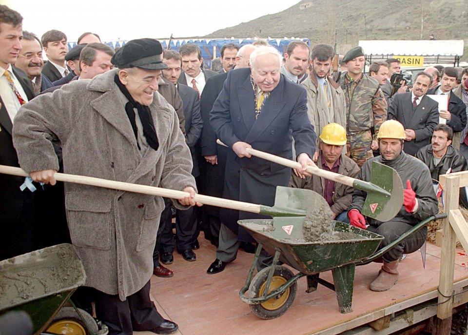 <p><strong>Erbakan'ın siyaseti dikkat çekti</strong></p>

<p>Erbakan ve arkadaşlarının izlediği siyaset tarzı pek çok çevrenin dikkatini çekti.</p>

<p>12 Mart Muhtırası'nın ardından nisan ayında "laikliğe aykırı çalışmalar yürüttüğü" iddiasıyla Milli Nizam Partisi kapatıldı.</p>

<p>Partisinin kapatılmasının ardından Erbakan, arkadaşlarıyla 11 Ekim 1972'de Milli Selamet Partisini (MSP) kurdu. Parti, 1973'teki seçimde 48 milletvekilliği ve 3 senatörlük kazanarak 51 parlamenterle Meclise girdi.</p>
