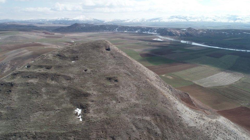 <p>Yaklaşık 20 dakikalık bir tırmanışın ardından tünelin girişine ulaşılıyor. İnsan yapımı olan tünelin tarihin hangi döneminde ve kimler tarafından açıldığı bilinmiyor. 30 derece eğimle açılan tünel 152 basamaktan oluşuyor. Tünelin kalan kısmı ise toprak ve kayalarla kapanmış durumda. Tünelin sadece 34 metre derinlik ve 55 metre uzunluğuna kadar ulaşılabiliyor. Tünelin kalanında ne olduğu ise bilinmiyor. Tünelin gizli bir geçit olduğu, höyüğün içinde bulunan bir yer altı şehrine açıldığı gibi rivayetler var.</p>