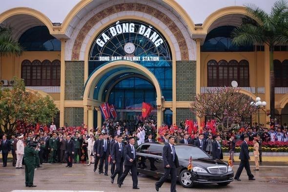 <p>Devlet Başkanlığı Sözcüsü Kim Eui-kyeom , "Bizce bunun (barış ilanı) yolu açık. Bunun ne şekilde olacağını bilmek mümkün değil, ama inanıyorum ki ABD ve Kuzey Kore savaşı her düzeyde sonlandıracak bir deklarasyon konusunda anlaşabilirler." demişti.</p>
<p> </p>