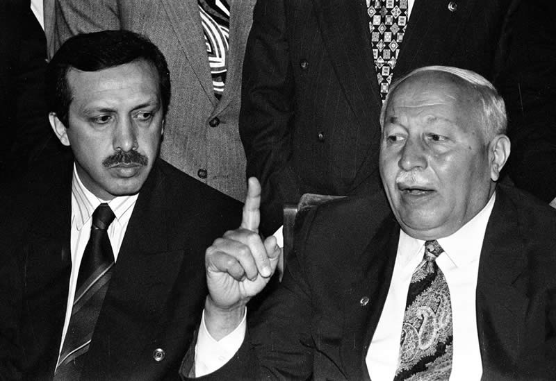 <p><strong>11 OCAK - </strong><em>1997</em></p>

<p>Erbakan Hoca, Başbakan sıfatıyla iş dünyası ve belirli sermayelerin tekelindeki medyanın kara propagandasına rağmen üniversitelerde başörtüsü serbestliği getiren kararnameyi bakanlar kurulunda imzaya açtı.</p>
