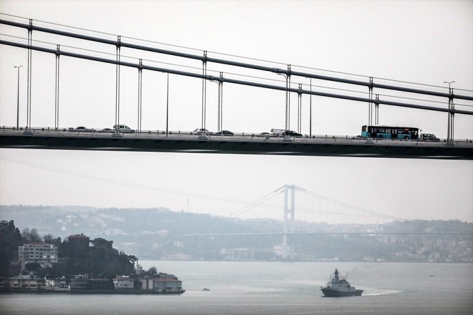 <p>Türkiye'yi çevreleyen üç denizde aynı anda gerçekleştirilen Mavi Vatan - 2019 Tatbikatı'nda görev alan Türk savaş gemileri İstanbul Boğazı'ndan geçti.</p>

<p> </p>
