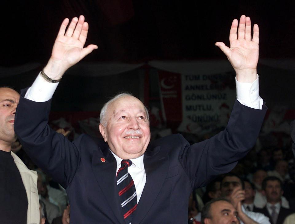 <p>Erbakan, o yıllarda düzenlenen otomobil kongresinde "Şeftaliden başka bir şey üretemeyiz" görüşünü savunanlara inat, bir araya geldiği arkadaşlarıyla 1956'da Gümüş Motor Fabrikasını kurdu. Avrupa standartlarının da altında, saatte 5,5 litre motorin harcayan Gümüş Motor'u bir avuç fedakar insanla üretti. Bugün Pancar Motor adıyla çalışan fabrika, Mart 1960'ta seri üretime başladı.</p>

<p> </p>
