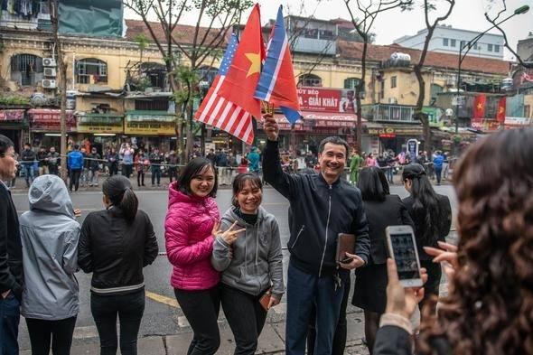 <p>İki lider Eylül 2018'de Pyongyang'da yeniden bir araya gelmiş, zirvede iki ülke ordusu arasında imzalanan anlaşmada düşmanca eylemlere son vererek gerilimi düşürmeyi taahhüt etmişti.</p>
<p> </p>
