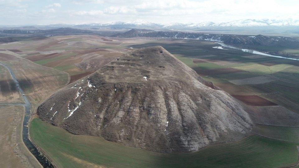 <p>Özkan, Delik Tepe tünelinin başka bir yerleşim yerine açılan gizli bir geçit olabileceğini belirtip, "İçine bir taş attık. Taş belki de 10-15 saniye gittikten sonra cup diye bir ses geliyor. Demek ki oranın dibinde bir su var. Delik tepenin öbür tarafında da mağaralar var. İnsanlar burada yaşamış. Kalem köye gittik orada da kilise falan var. Yıkılmış belirtileri de var onların. Kalem köydeki mağaralarla Delik Tepedeki mağaralar birbirine karşılıklı bakıyor. Orada insanların yaşantısının olduğu belli. Büyük bir ihtimalle o suyun karşı Kalem köye bağlantısı var. Herhalde orası büyük bir tüneldi. Oradan geçmelerini sağlıyorlardı. Zamanla orası demek ki su doldu ama büyük bir ihtimalle orası bir tünel. Tabi ki çok ilginç bir yer. Görüntüsü de çok güzel bir yer. Araştırılıp tarihçesinin öğrenilmesi lazım" şeklinde konuştu.</p>
