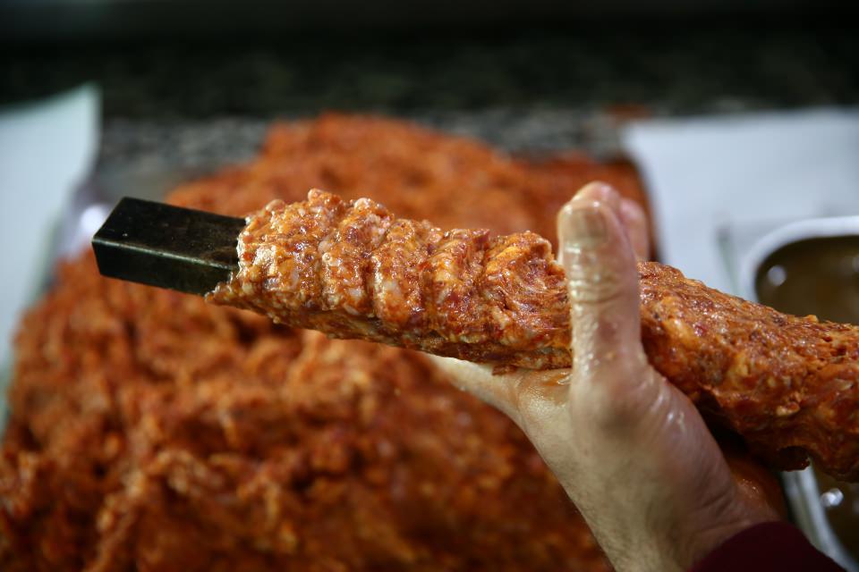 <p>Kentin akla ilk gelen lezzetlerinden olan ve T&uuml;rk Patent ve Marka Kurumuna yaklaşık 15 yıl &ouml;nce tescil ettirilen Adana kebabına, merkez Y&uuml;reğir il&ccedil;esindeki bir restoranın sahibi Yaşar Aydın'ın yeni pişirme y&ouml;ntemi farklı bir lezzet katıyor.&nbsp;</p>

<p>&nbsp;</p>
