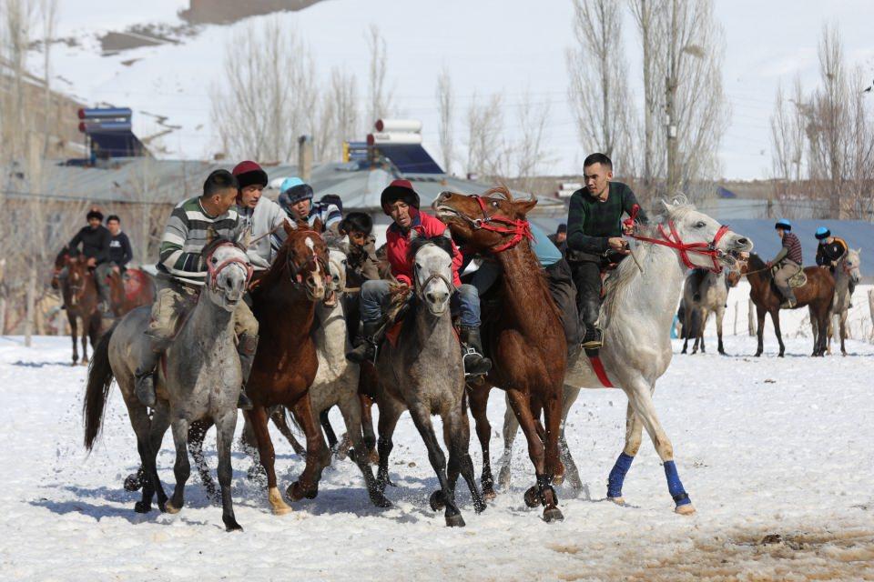 <p><strong>Müsabakalara iki takım olarak hazırlandıklarına işaret eden Timur, şunları kaydetti:</strong></p>
<p>"Müsabakalar için yeni atlar aldık. Bunların eğitimine devam ediyoruz. Her geçen gün takımlara yeni oyuncular yetiştiriyoruz. </p>
