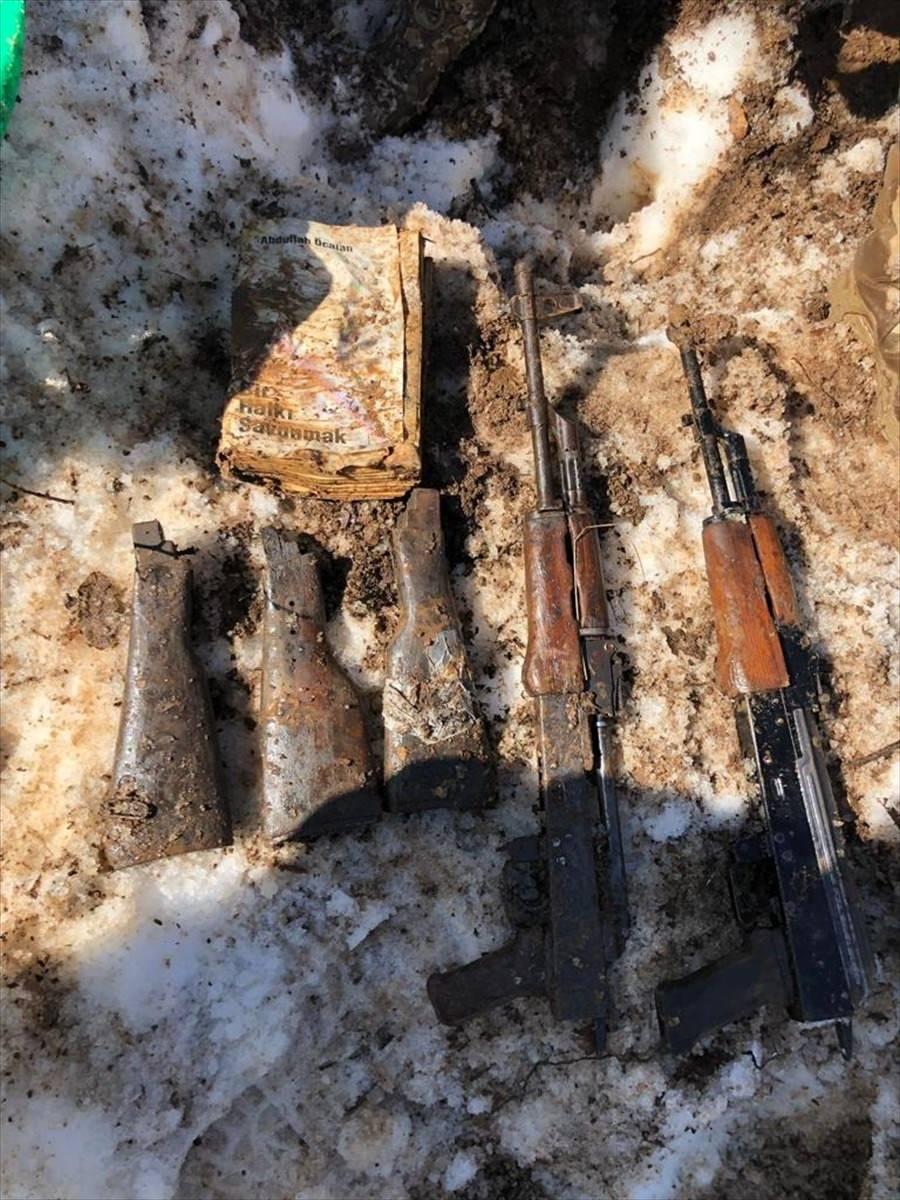 <p>Siirt'in Eruh ilçesinde terör örgütü PKK'ya yönelik düzenlenen operasyonda, biri ağaç kavuğunda yer altında toplam 3 depo tespit edilip kullanılamaz hale getirildi.</p>