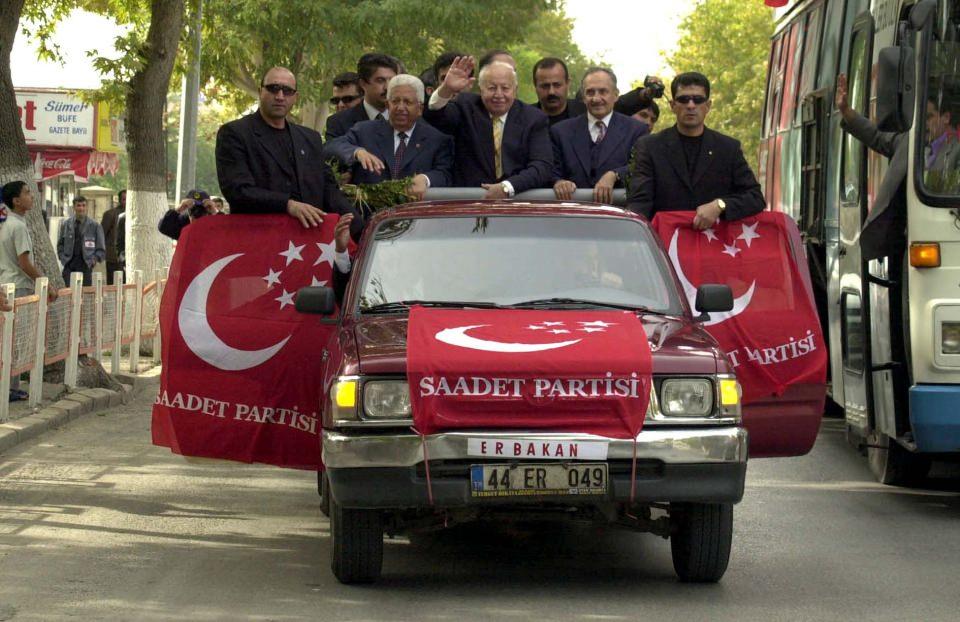 <p>Erbakan çalışmalarıyla Leopard tanklarının üretiminin yapıldığı Almanya'nın en büyük motor fabrikasına davet edilmesinin ardından burada başmühendis olarak söz konusu tankların motorları üzerinde çalışmalar yaptı.</p>

<p> </p>
