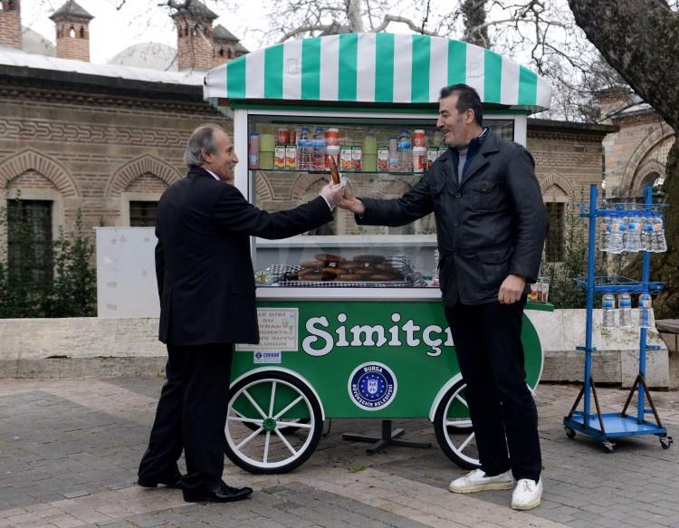 <p>Bursa'da her g&uuml;n kravatı ve takım elbisesiyle geldiği seyyar arabasının başında simit satan 60 yaşındaki memur emeklisi Ahmet Berksun, şık kıyafeti ve kibar tavırlarıyla dikkati &ccedil;ekiyor, vatandaşların takdirini topluyor.</p>
