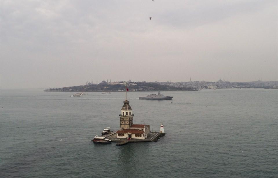 <p>Geçişlerini tamamlayan savaş gemileri Karadeniz'e doğru ilerliyor.</p>

<p> </p>
