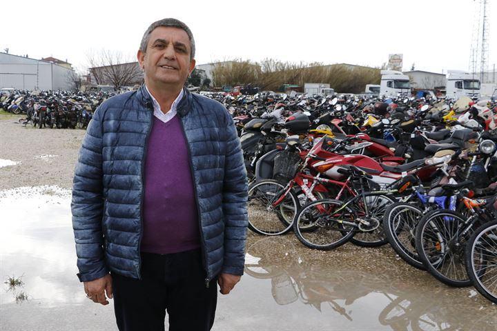 <p>6 ay içerisinde satılmış olsa bir katma değer sağlayacak. Burada bekleyince çürümeye terk ediliyor. Dışarıdan bakınca burası bir araç mezarlığı gibi görünse de aslında burası bir döviz çöplüğü. Burada dövizimizi heder ediyoruz" diye konuştu.</p>