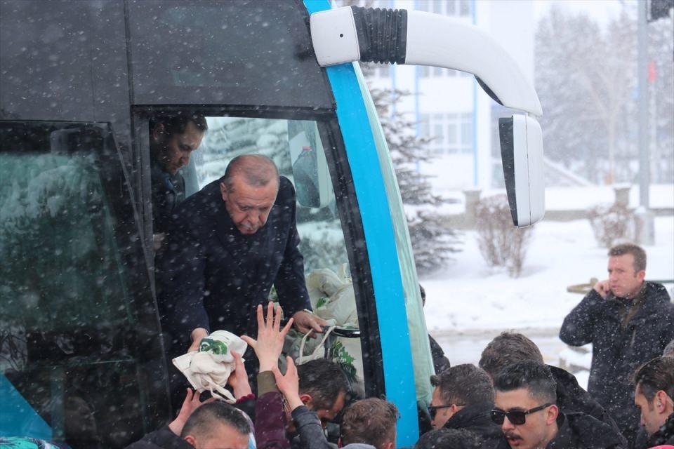 <p>Erdoğan, miting alanı geçiş güzergahında kendisini karşılayan vatandaşlara vatandaşlara çevre dostu bez torbalar içerisinde Ali Fuad Başgil'in "Gençlerle Başbaşa" kitabını armağan etti, çay paketi dağıttı.</p>
